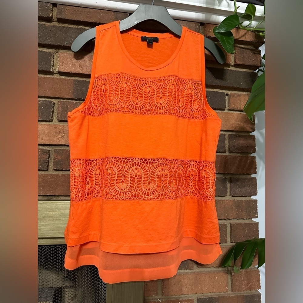 🛍️ j crew cute lace trimmed top. Excellent condition.